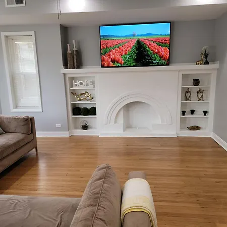 Beautiful Big 3 Bedroom Quiet Near Downtown Apartment *