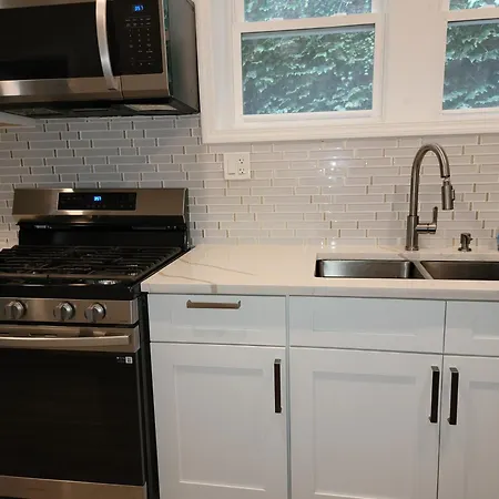 Beautiful Big 3 Bedroom Quiet Near Downtown Apartment