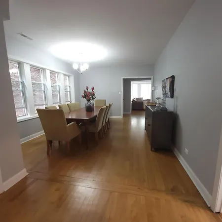 Beautiful Big 3 Bedroom Quiet Near Downtown Apartment *
