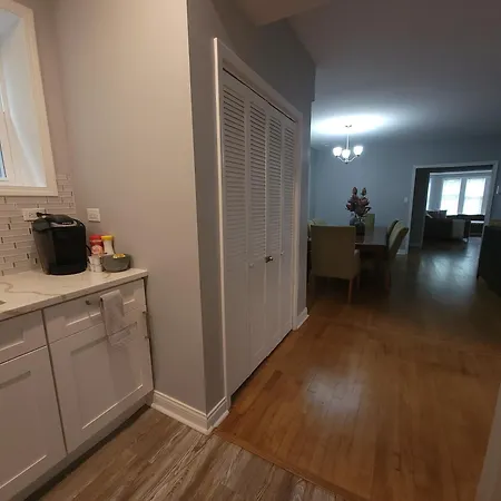Beautiful Big 3 Bedroom Quiet Near Downtown Apartment