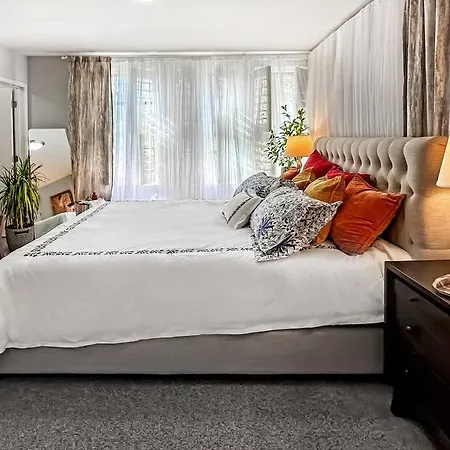 Goldcoast King Bed Garage Netflix Pingpong Pets Ok Chicago