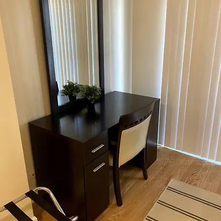 1 Bedroom Unit With 1 Free Garage Parking Apartment