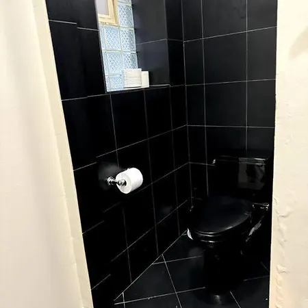 1 Bedroom Unit With 1 Free Garage Parking Apartment *