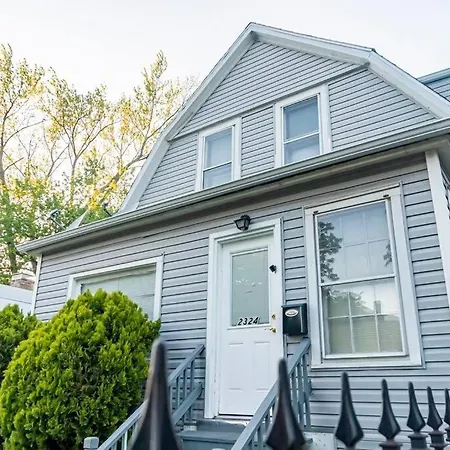 Exquisite Rogers Park 1 Bedroom, 1 Bath Near Evanston Apartment *