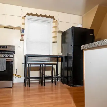 Exquisite Rogers Park 1 Bedroom, 1 Bath Near Evanston