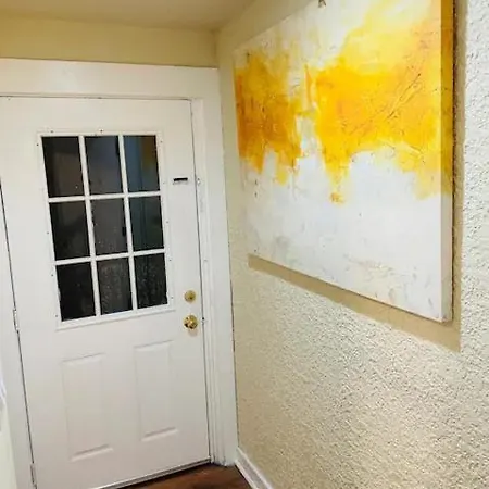 Exquisite Rogers Park 1 Bedroom, 1 Bath Near Evanston Chicago