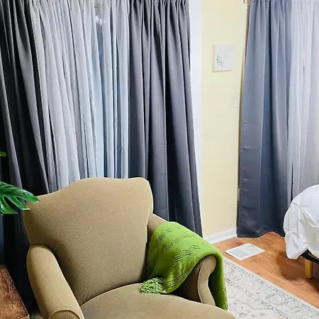Exquisite Rogers Park 1 Bedroom, 1 Bath Near Evanston *