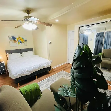 Exquisite Rogers Park 1 Bedroom, 1 Bath Near Evanston Apartment