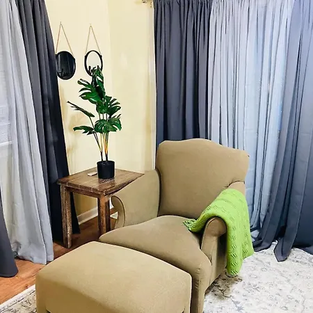 Exquisite Rogers Park 1 Bedroom, 1 Bath Near Evanston Apartment