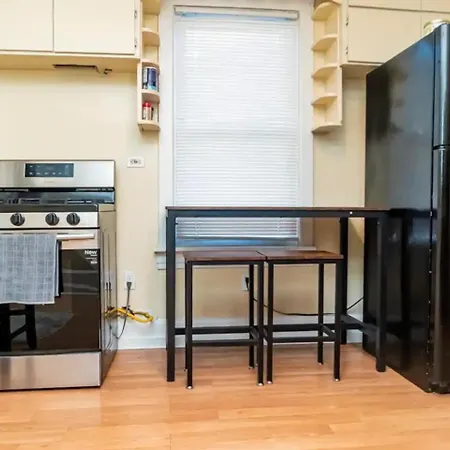 Exquisite Rogers Park 1 Bedroom, 1 Bath Near Evanston Apartment Chicago