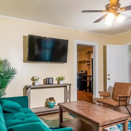 Exquisite Rogers Park 1 Bedroom, 1 Bath Near Evanston