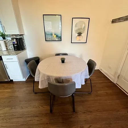 Spacious West Town Oasis With Parking! Holiday home Chicago