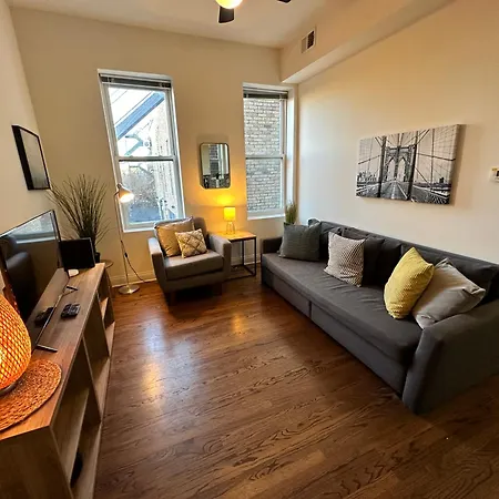 Spacious West Town Oasis With Parking! Chicago