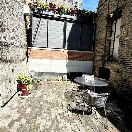 Unique Charm Lincoln Park Apartment *