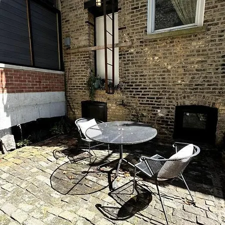 Unique Charm Lincoln Park Apartment *