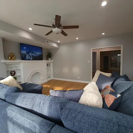 Beautiful Big 3 Bedroom Quiet Near Downtown Apartment *