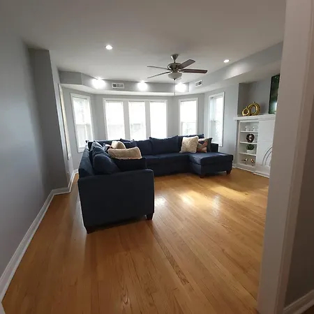Beautiful Big 3 Bedroom Quiet Near Downtown Chicago