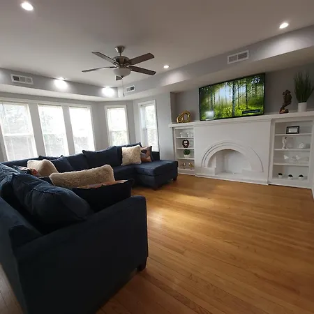Beautiful Big 3 Bedroom Quiet Near Downtown Apartment