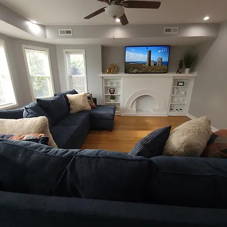 Beautiful Big 3 Bedroom Quiet Near Downtown Apartment *