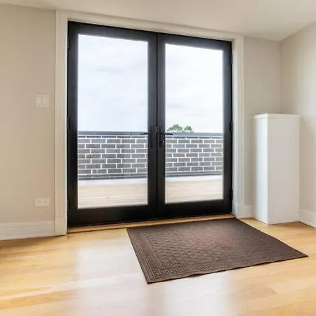 Large 2-bedroom With Huge Roof Deck View Of Skyline Apartment
