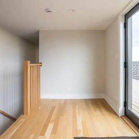 Large 2-bedroom With Huge Roof Deck View Of Skyline Apartment Chicago
