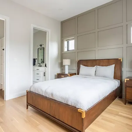 Large 2-bedroom With Huge Roof Deck View Of Skyline *