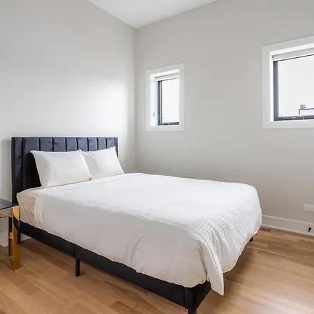Large 2-bedroom With Huge Roof Deck View Of Skyline