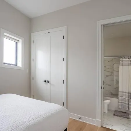 Large 2-bedroom With Huge Roof Deck View Of Skyline Apartment