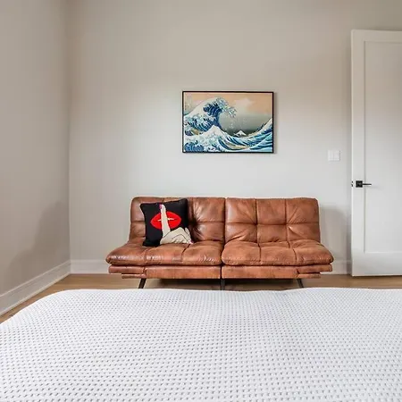 Large 2-bedroom With Huge Roof Deck View Of Skyline