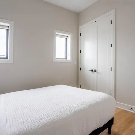 Large 2-bedroom With Huge Roof Deck View Of Skyline Apartment *
