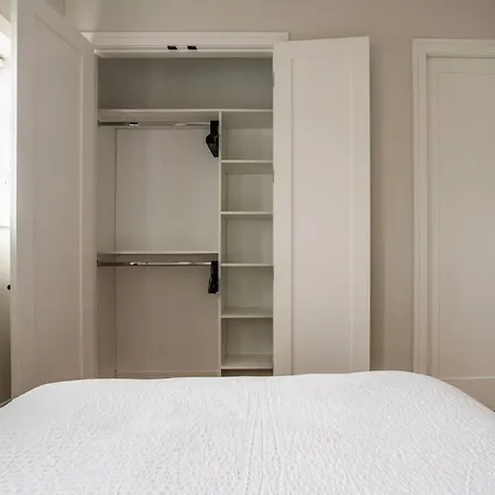 Large 2-bedroom With Huge Roof Deck View Of Skyline Apartment *