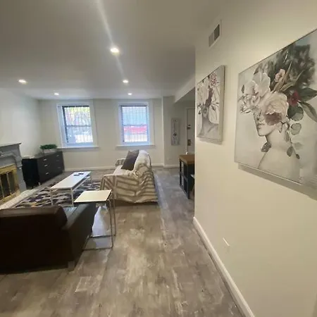 Spacious 2-bedroom Unit In Lincoln Park Apartment