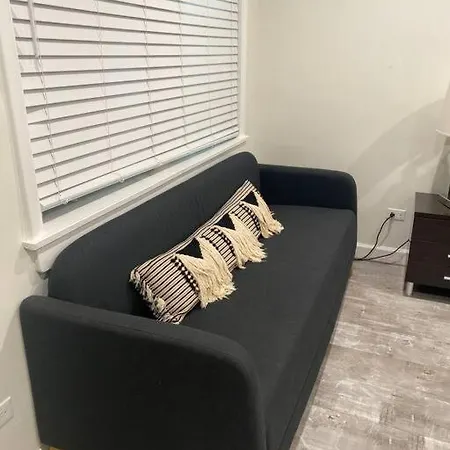 Spacious 2-bedroom Unit In Lincoln Park