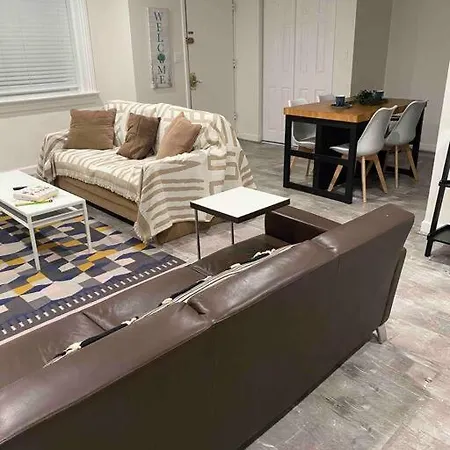 Spacious 2-bedroom Unit In Lincoln Park Apartment *