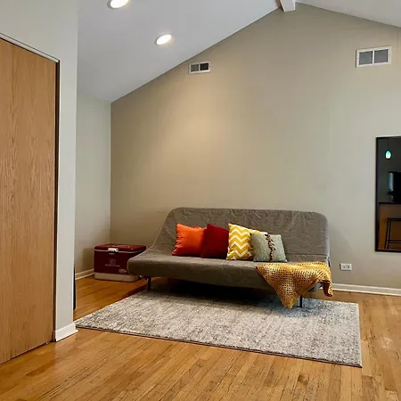 4 Bedroom In Location Parking Fireplace Back Yard Pets Welcome Chicago