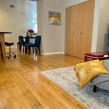 Holiday home 4 Bedroom In Location Parking Fireplace Back Yard Pets Welcome Chicago