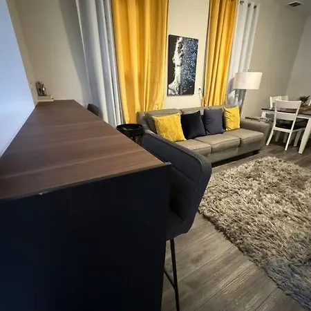 Apartment 2-bedroom Unit In Wicker Park With 1 Garage Parking *