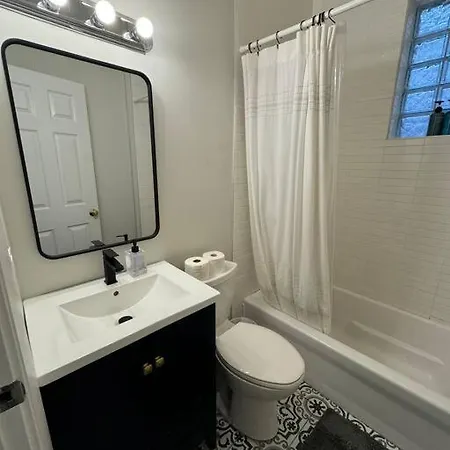 Apartment 2-bedroom Unit In Wicker Park With 1 Garage Parking