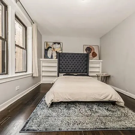 Apartment 2 Bedroom Near U Campus & The Lakefront! Chicago