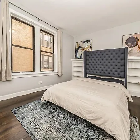Apartment 2 Bedroom Near U Campus & The Lakefront!