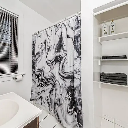 2 Bedroom Near U Campus & The Lakefront! Apartment *