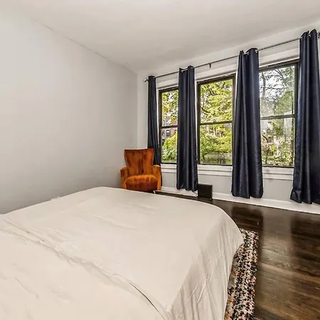 Apartment 2 Bedroom Near U Campus & The Lakefront! *