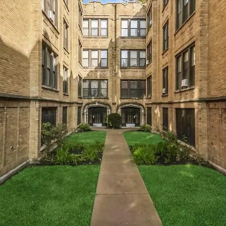 2 Bedroom Near U Campus & The Lakefront! Apartment *