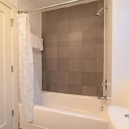 3br Prime Hyde Park Location Near Uchicago And Dining Apartment