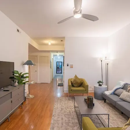 3br Prime Hyde Park Location Near Uchicago And Dining Apartment Chicago