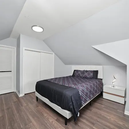 Gorgeous 5 Bedroom Gem With Games Holiday home Chicago