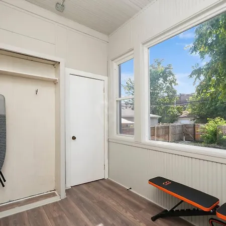 Gorgeous 5 Bedroom Gem With Games Holiday home Chicago
