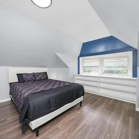 Holiday home Gorgeous 5 Bedroom Gem With Games