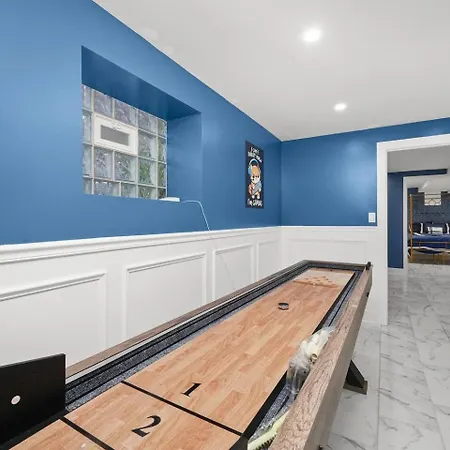 Gorgeous 5 Bedroom Gem With Games Holiday home Chicago
