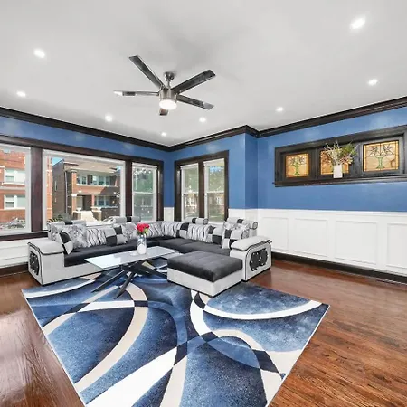 Holiday home Gorgeous 5 Bedroom Gem With Games Chicago